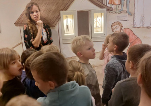 Pani oprowadza dzieci po muzeum