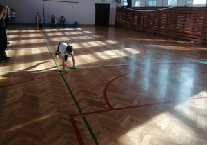 Dzieci uczestniczą w konkurencjach sportowych