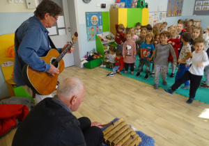 Dzieci tańczą do muzyki granej na marimbie