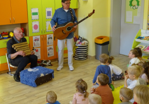 Dzieci ogladają instument marimba