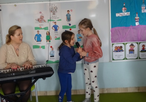 Dwie dziewczynki śpiewają do mikrofonu