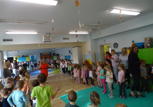 Wszyskie dzieci tańczą w dużej sali