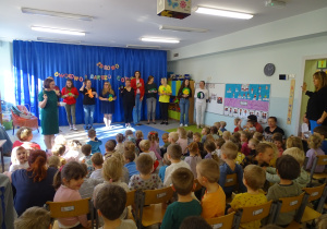Wspólne śpiewanie piosenki o warzywach i owocach