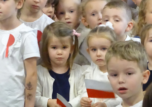 Dziewczynki trzymające flagi Polski