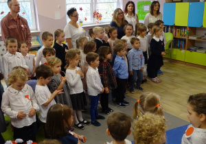 Dzieci i pracownicy śpiewają hymn