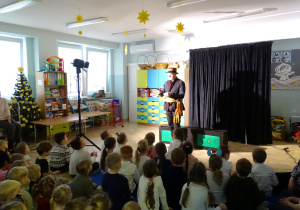 Początek przedstawienia i gra na instrumencie.