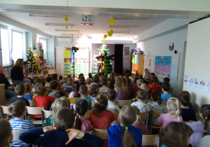 Na choince pojawiają się kolejne ozdoby.