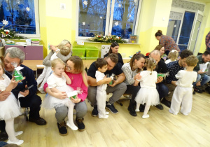 Dzieci wręczają Rodzicom prezenty świąteczne.