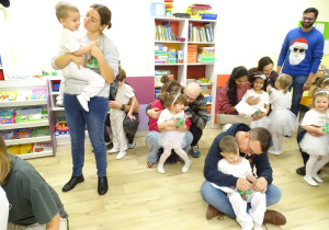 Dzieci wręczają Rodzicom prezenty świąteczne.