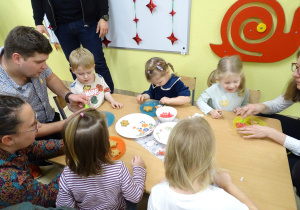 Wspólne dekorowanie pierników.