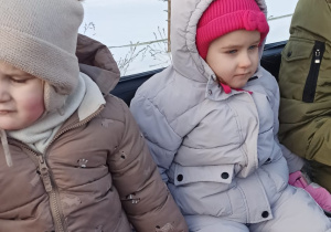 Najmłodsze przedszkolaki podczas przejażdżki kuligiem.