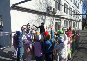 dzieci zgłaszają się do udzielenia odpowiedzi na zadawane pytania