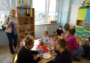 dzieci siedzą i jedzą ciasta