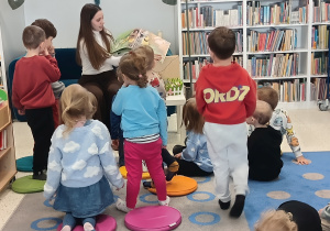 Dzieci słuchą książki czytanej przez panią