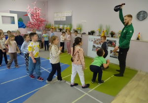 dzieci maszerują