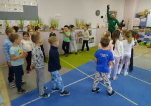 dzieci maszerują