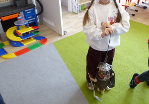 dziewczynka trzyma marionetkę