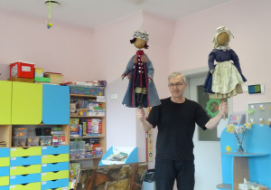 Pan Paweł trzyma dwie kukły