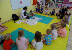 chłopiec wkłada przedmiot do miski z wodą