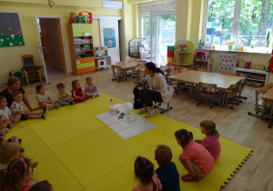 dzieci siedzą i słuchają