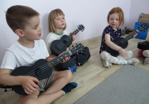 dzieci grają na ukulele