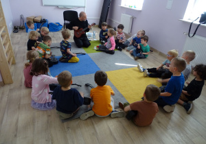 chłopiec i dziewczynka siedzą w środku koła