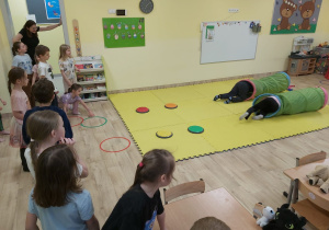 dzieci przechodzą przez tunele