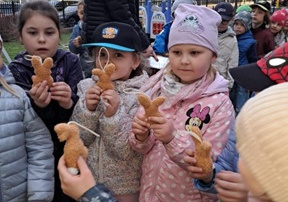 dzieci z grupy Chabry odnalazły skrzynię w której znajdowały się małe króliczki i pozują z nimi do zdjęcia