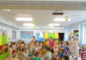 Dzieci tańczą