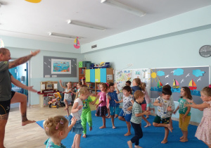 dzieci doskonalą równowagę