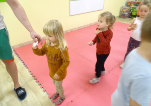 umyte rączki celują do kosza