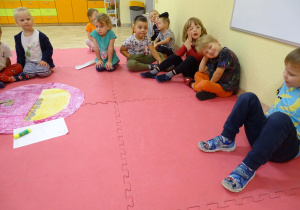 wkładanie kasztanów do kosza Rumianków