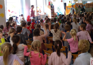 Dzieci tańczą