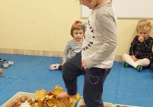Dziewczynka idzie po ścieżce sensorycznej