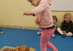 Dziewczynka idzie