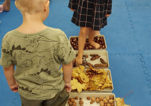Dzieci pokonują tor sensoryczny
