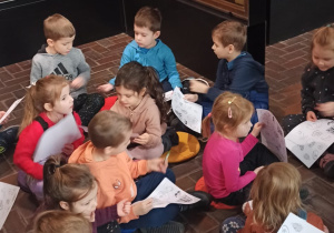 Szukanie elementów stroju dawnego Świętego Mikołaja.