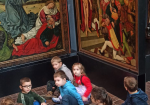 Podziwianie dzieł sztuki.