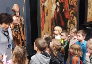 Rozmowa na temat posągu Świętego Mikołaja, który pełnił funkcję biskupa.