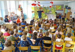 Dzieci oglądają przedstawienie