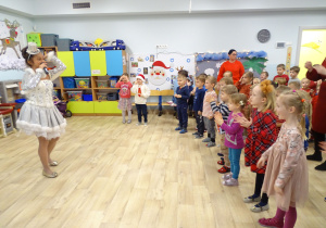 Zabawa ze Śnieżynką.