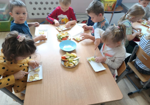 Dzieci kroją owoce