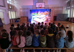 Dzieci oglądają przedstawienie