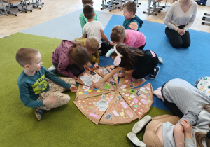 dzieci układają składniki