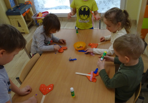 Rumianki ozdabiają serduszka