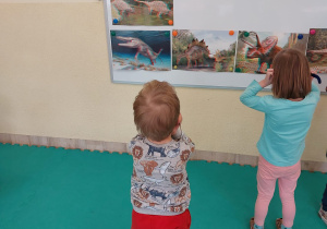 Oglądanie dinozaurów w okularach 3d.