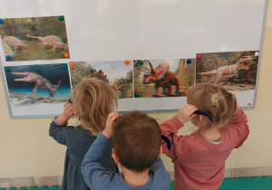 Oglądanie dinozaurów w okularach 3d.
