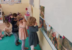 Oglądanie dinozaurów w okularach 3d.