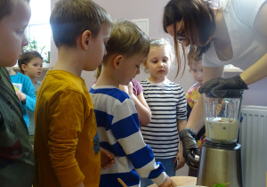 Wspólne przygotowywanie koktajli.