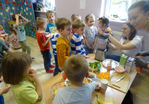 Wspólne przygotowywanie koktajli.